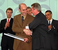 Der Direktor der Worldsoft AG, Gert F. Lang, erhielt die Auszeichnung von Rainer Römer, dem Business Development Manager der Microsoft GmbH, persönlich überreicht.
